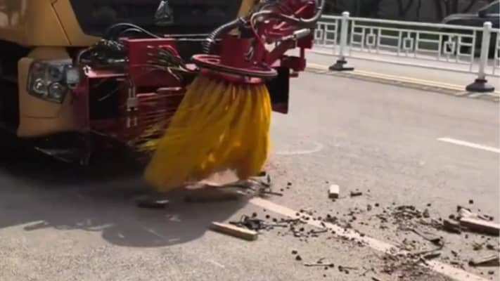 china-high-speed-road-sweeper-clears-highways