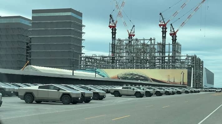 spacex-base-texas-tesla-cybertrucks-parked