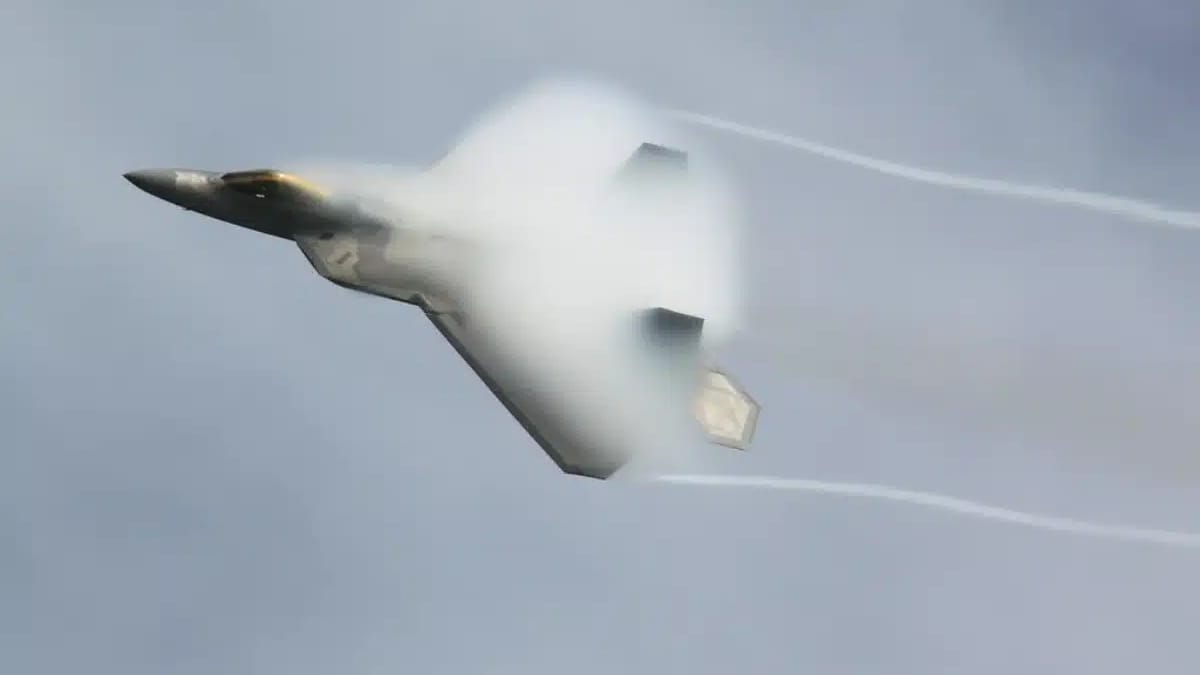 F 22 Raptor Loop Incredible footage shows F-22 Raptor 'activating its cloaking device ...
