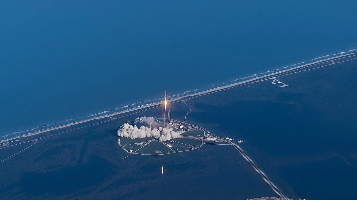 Plane passenger flying over Florida captures the most unique