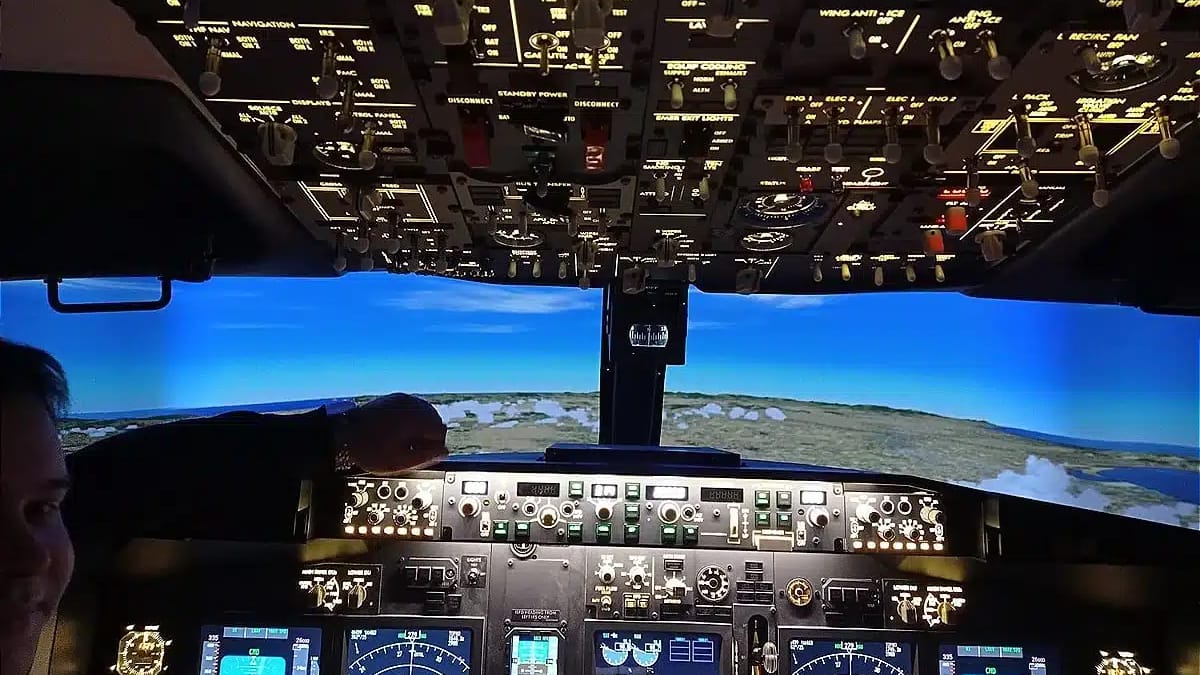 Dad builds Boeing 737-800 flight simulator in his garage with