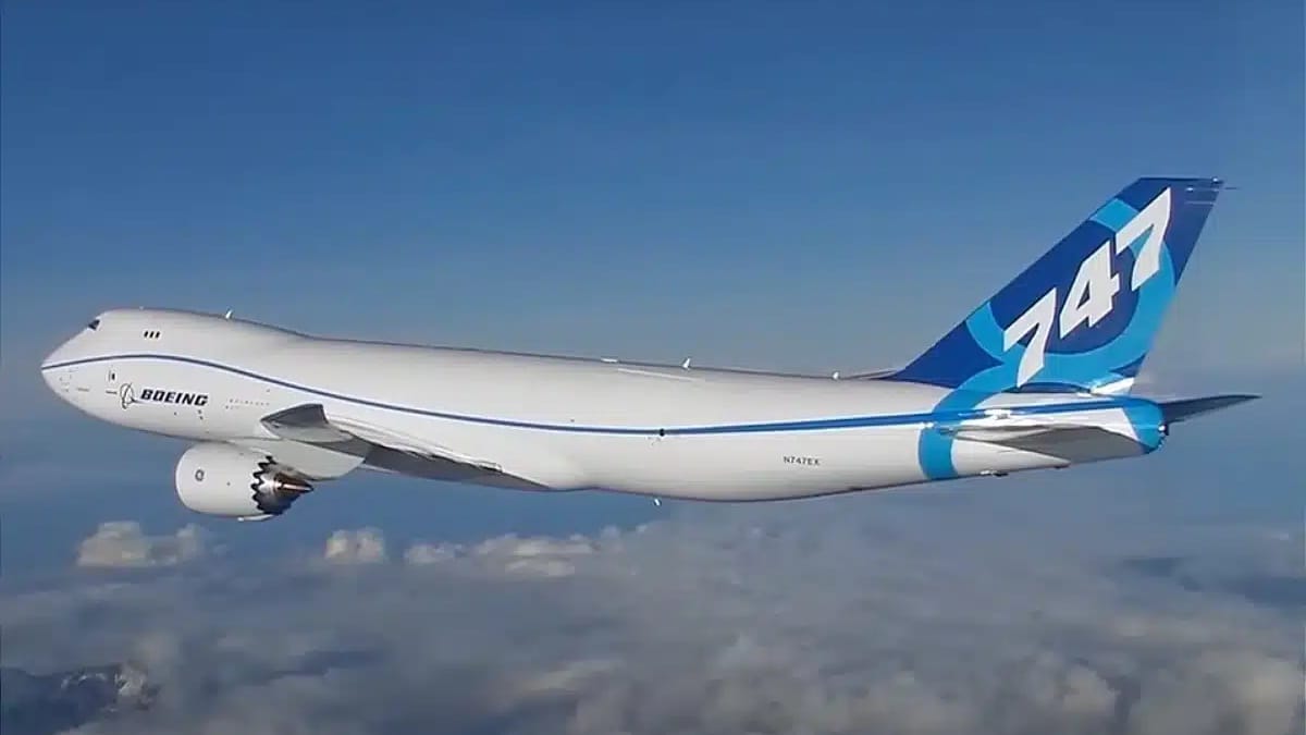 Incredible footage shows the extreme testing pilots put Boeing 747-8 ...