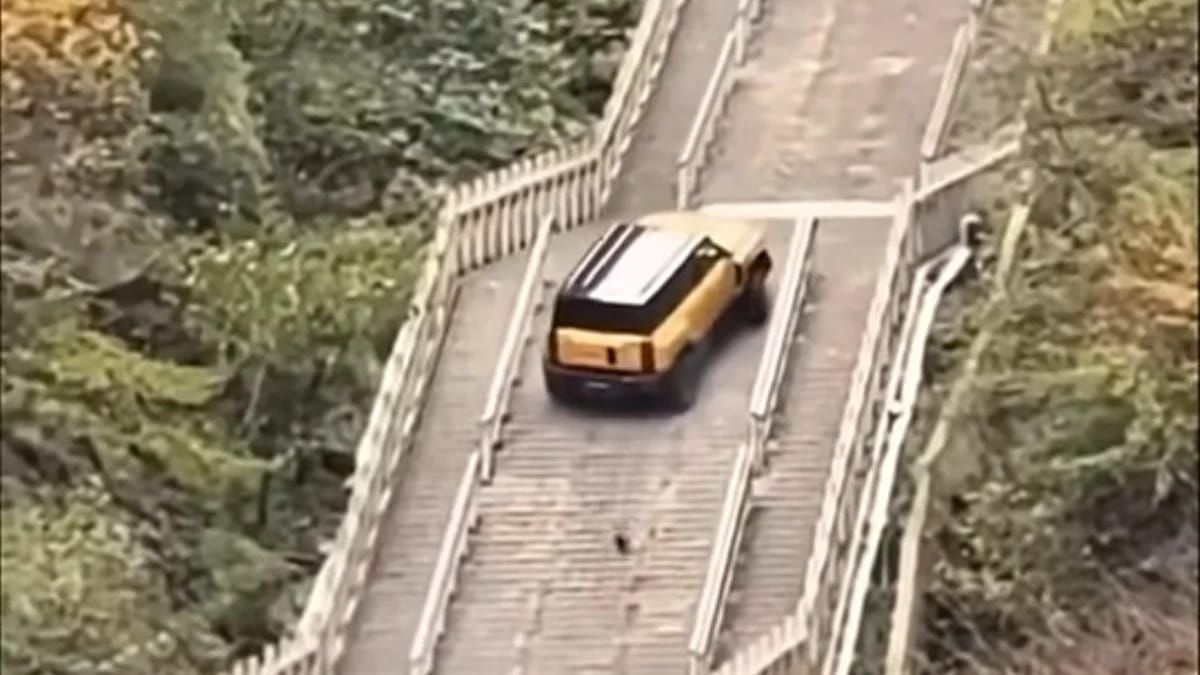 Range Rover Stairs Side-by-side video of Chinese automaker’s attempt to recreate Range ...
