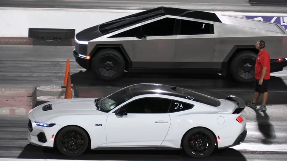 Tesla Cybertruck drags a S650 Ford Mustang GT in Las Vegas and the gap ends up becoming ridiculous