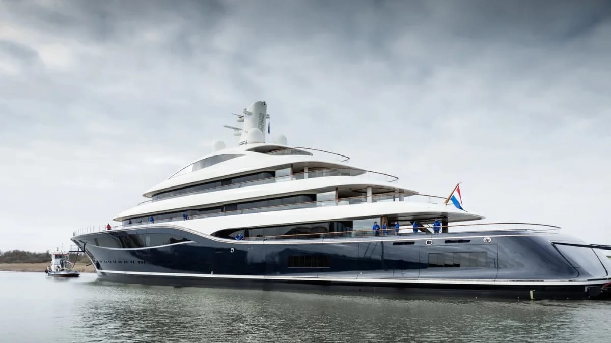 $400,000,000 superyacht is so large the crew look like ants