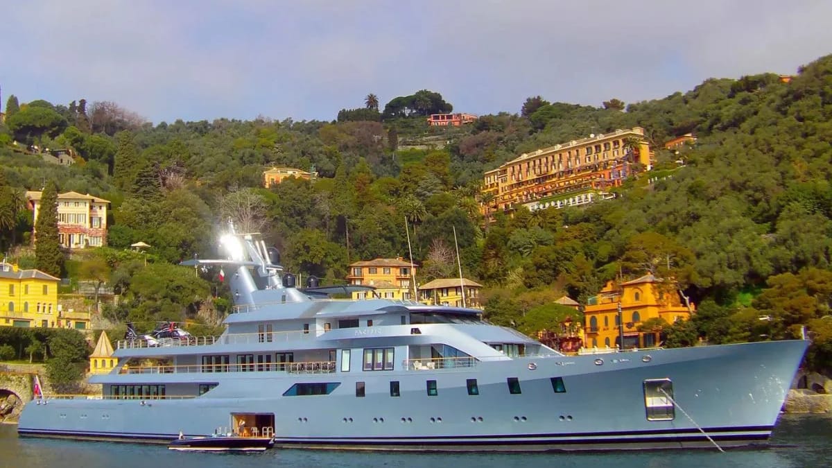 Billionaire docks $150,000,000 superyacht in Barcelona then buys ...