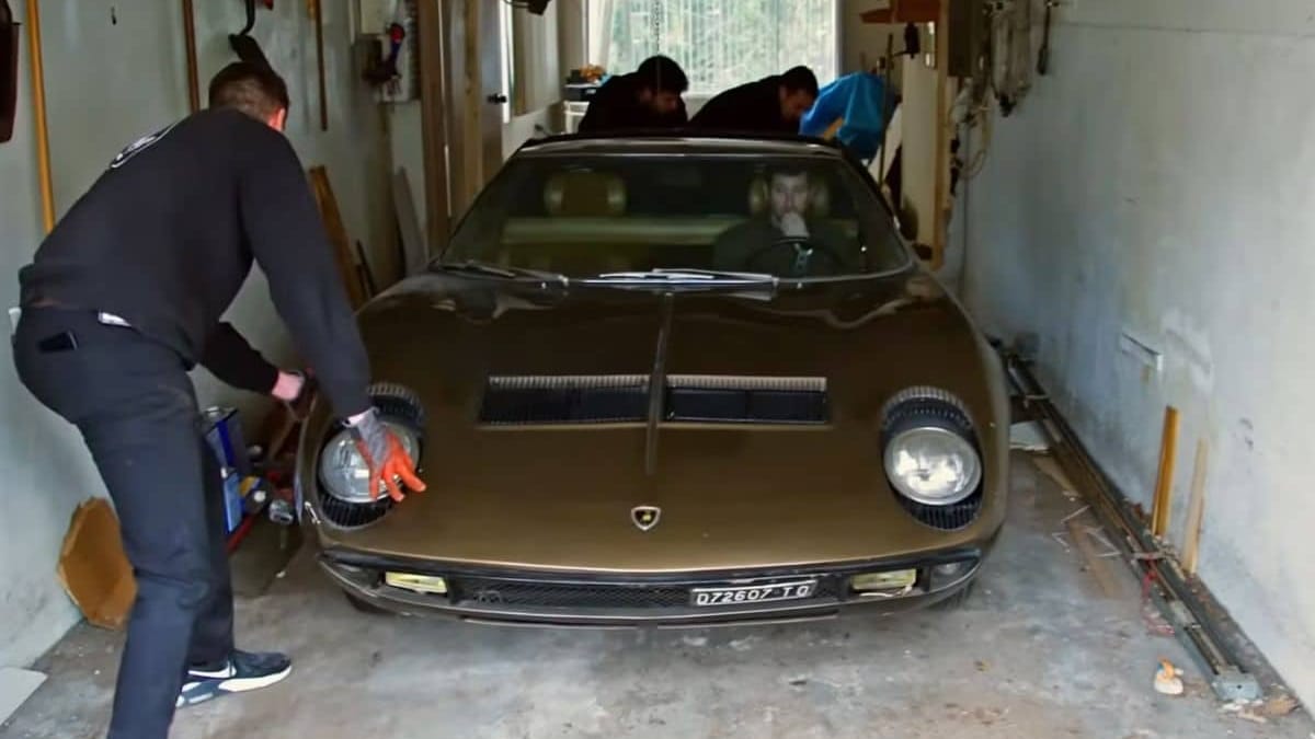 Man casually keeps Lamborghini Miura he bought for $10K in living