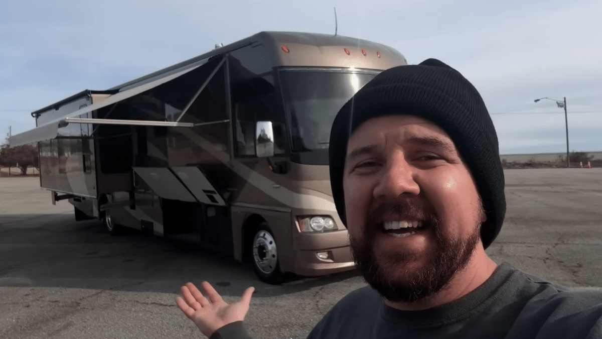 YouTuber managed to get a ‘steal deal’ flooded 2008 Winnebago RV that ...