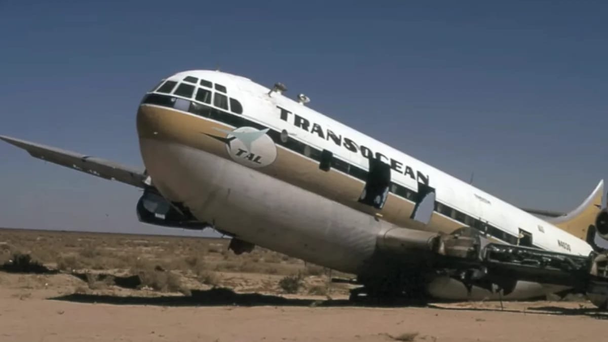 航空機・ヘリコプター Boing377 Stratocruiser Planes-in-desert-featured.webp