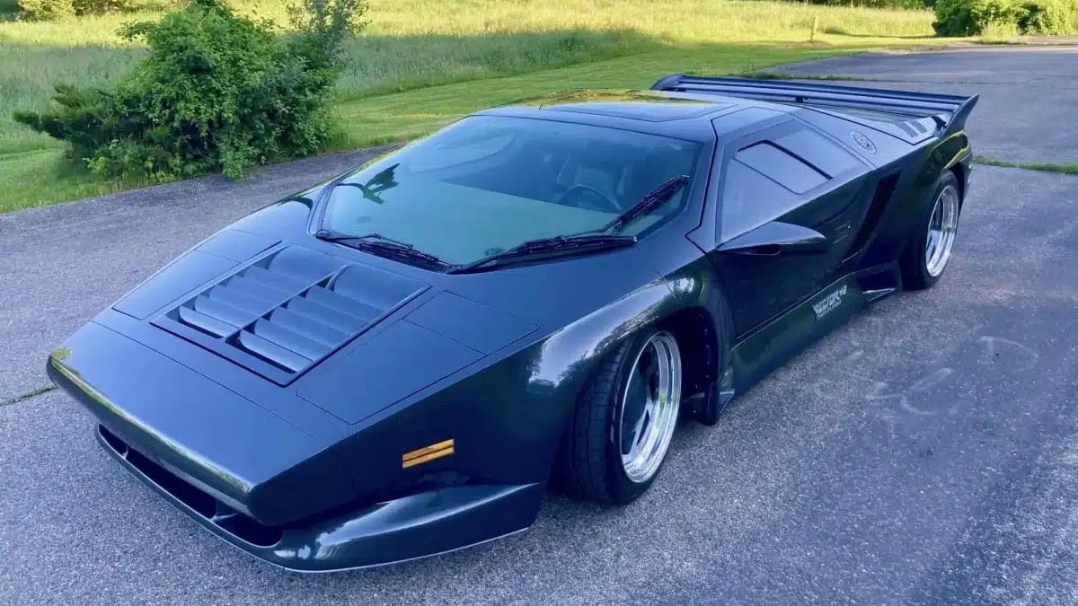 The real story behind the failed American supercar Vector W8 is a tale ...