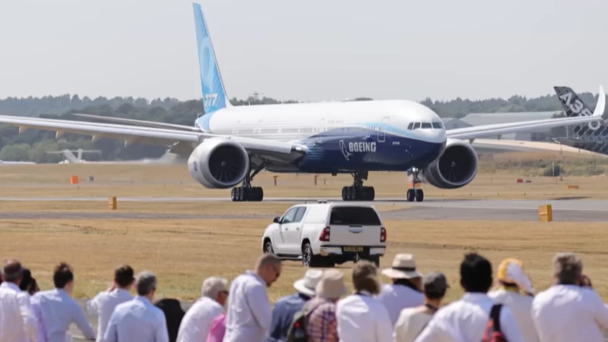 Boeing 777X pilot shows off after short landing by folding the