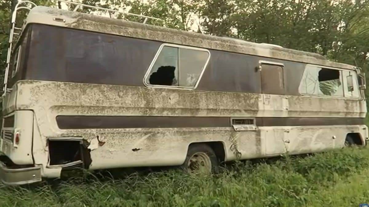 Explorer finds abandoned RV on derelict US road and checks it out