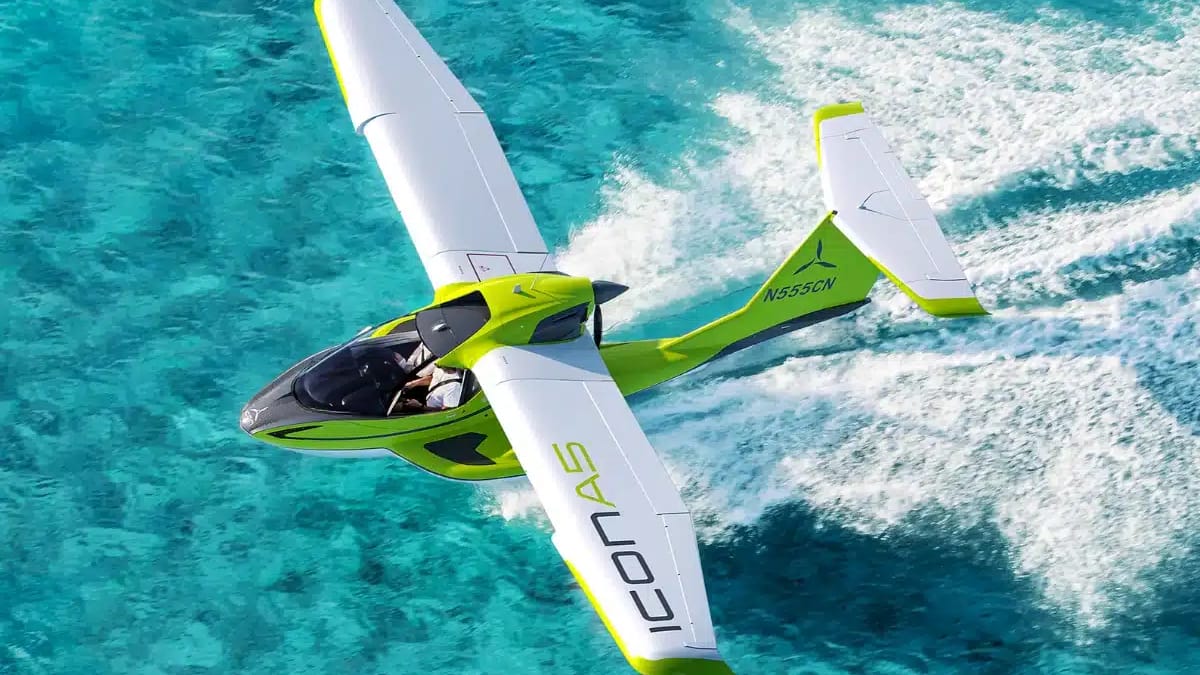 $300k plane is a flying jet ski that fits in your garage