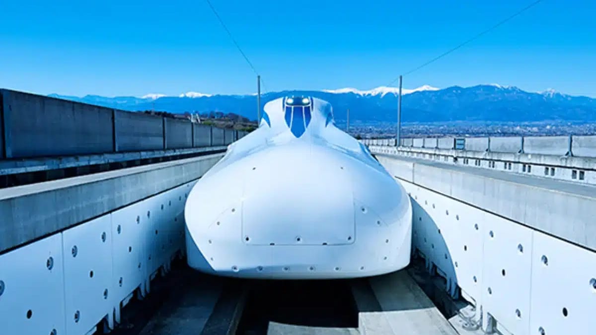 Footage of Japan's new train zooming down the track at 310mph leaves ...