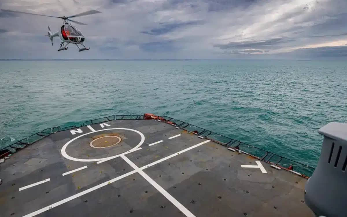 helicopter-pilot-sticking-boat-landing-in-ocean