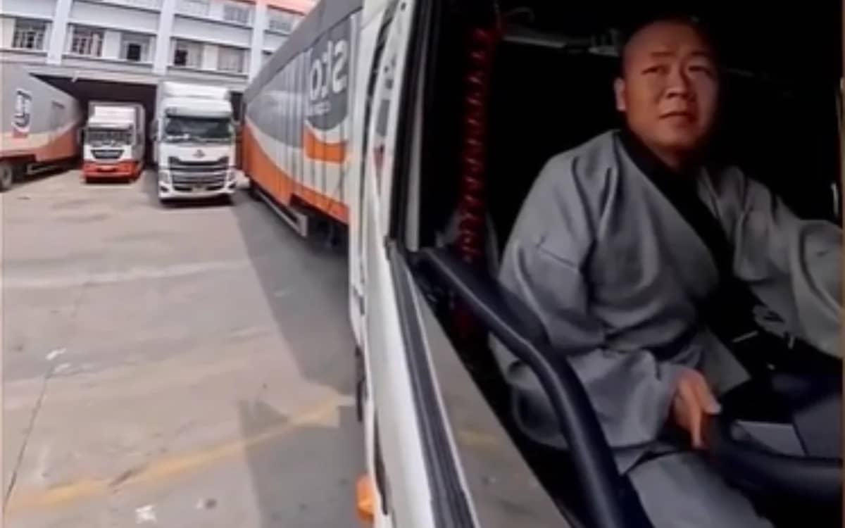 driver-reverses-a-65-foot-truck-makes-it-look-effortless