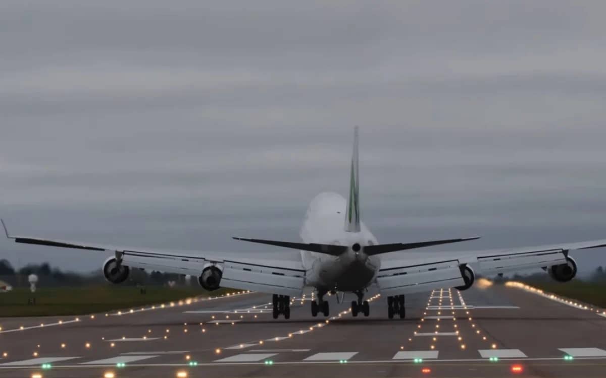 pilot-nails-scary-crosswind-landing-in-boeing-747