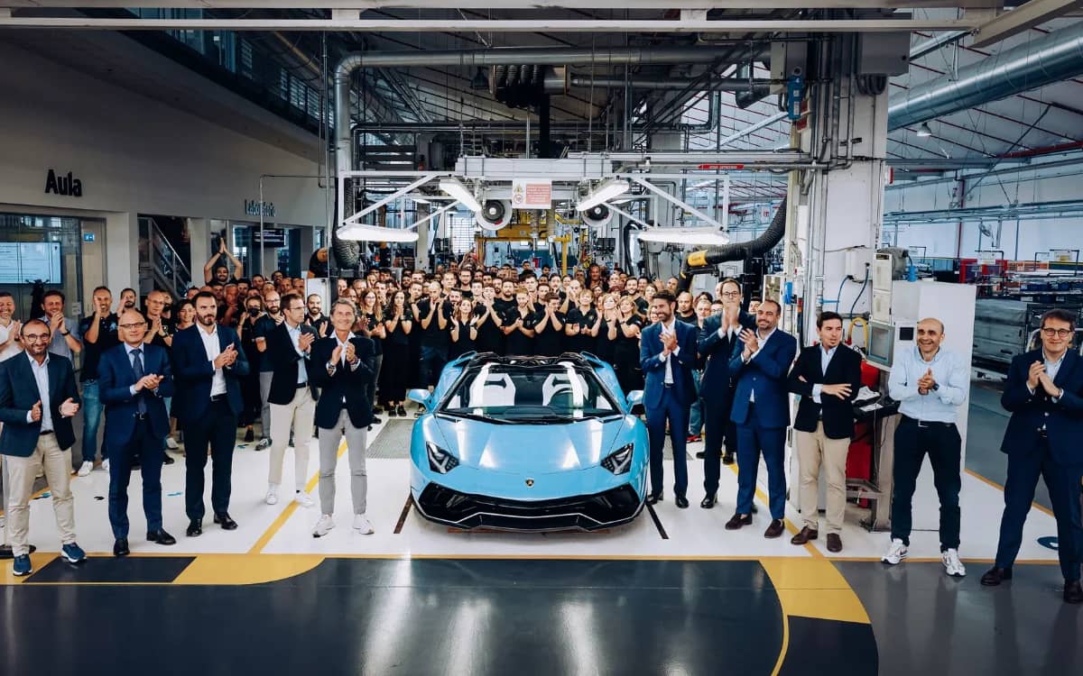final-lamborghini-aventadors-repalced-after-cargo-ship-sinking-in-2022