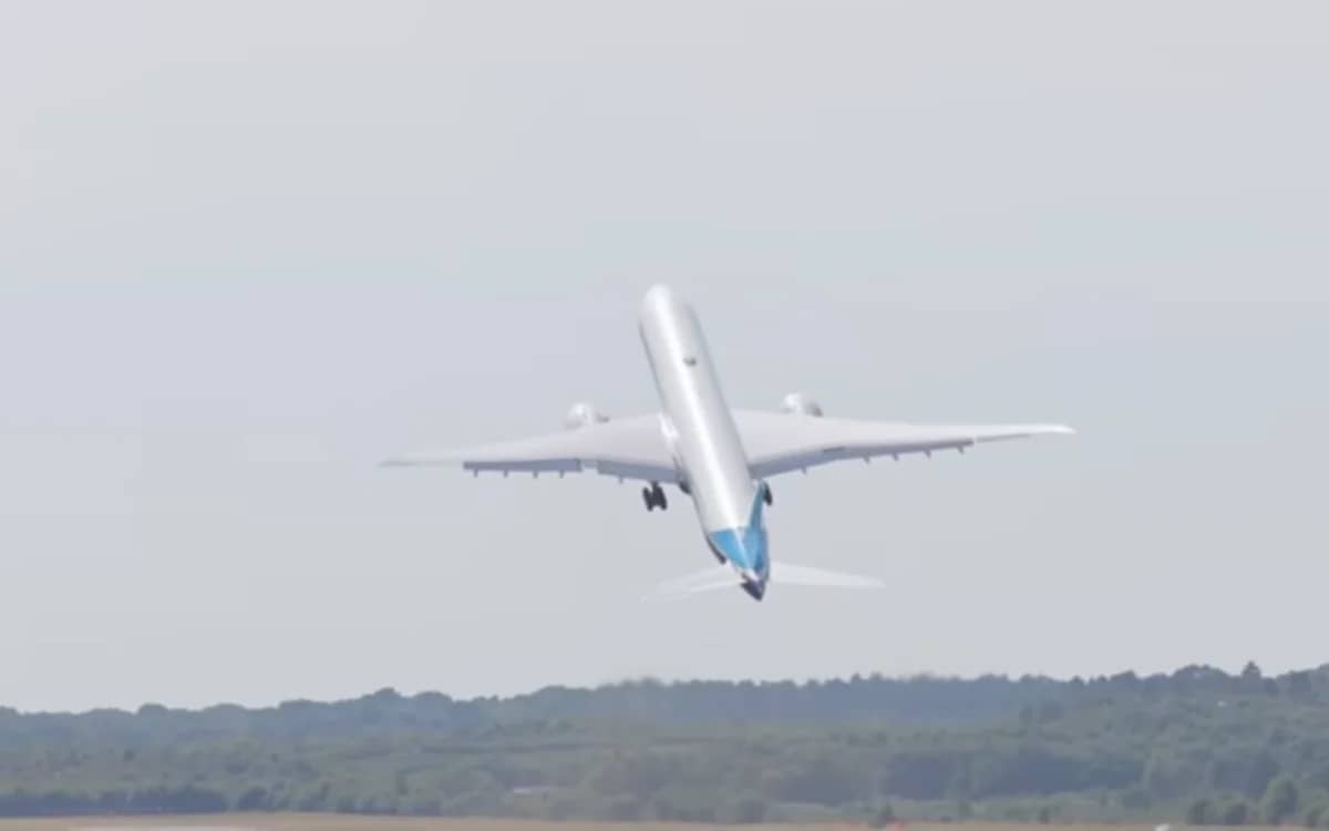 crowd-speechless-boeing-777x-launches-into-air-vertically