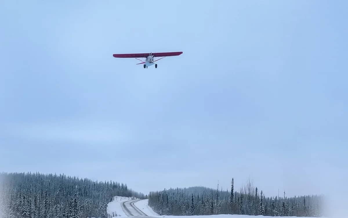 pilot-makes-unbeliavable-landing-on-icy-alaskan-road