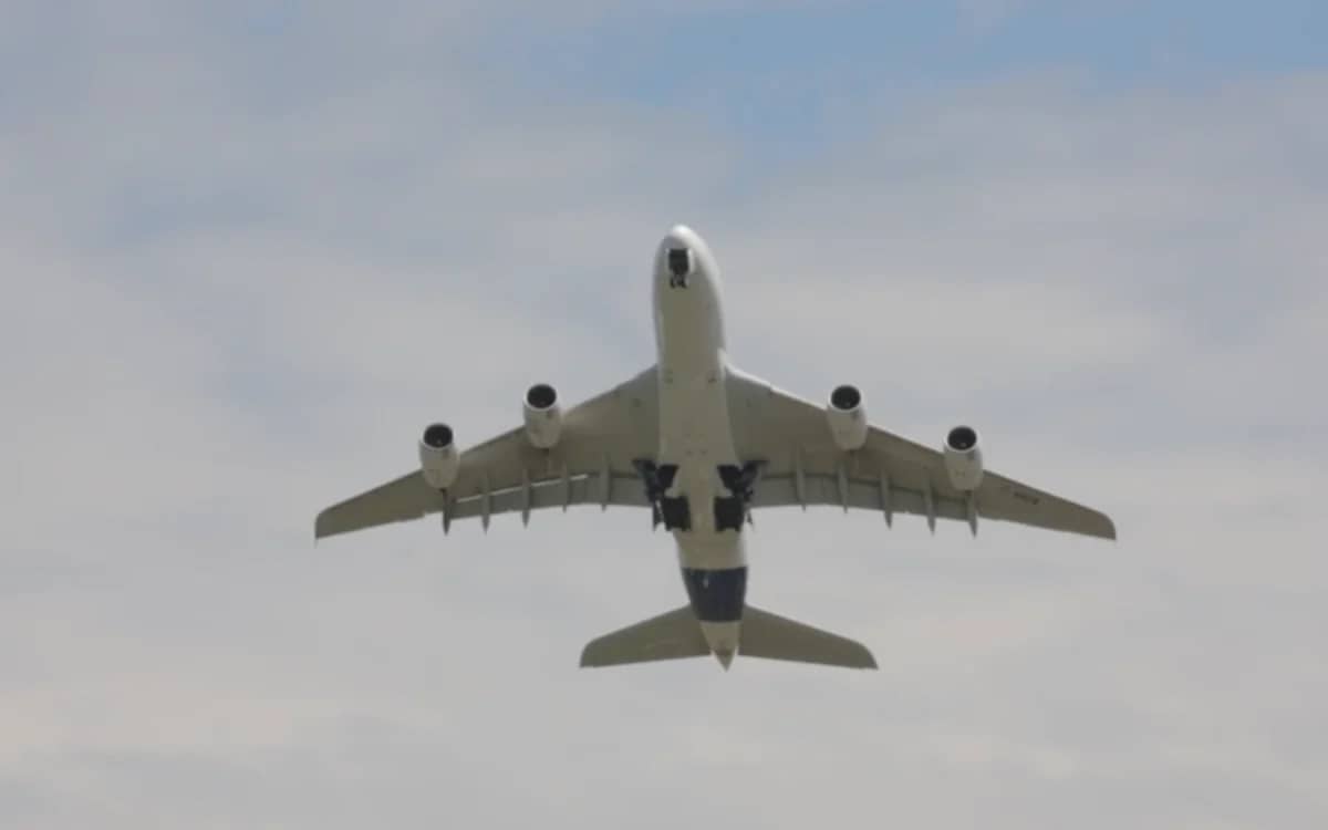 pilot-flying-airbus-a380-narrow-runway-impressively-short-takeoff