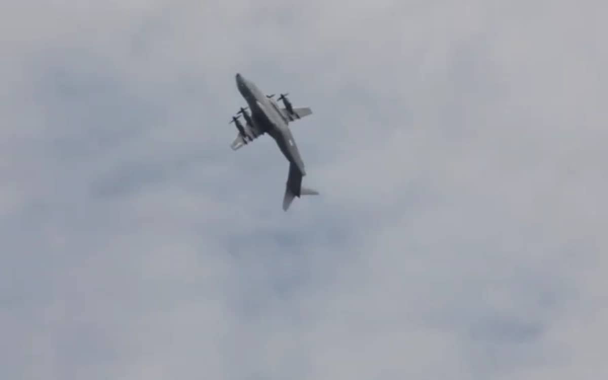 airbus-a400m-pilot-stunt-military-plane
