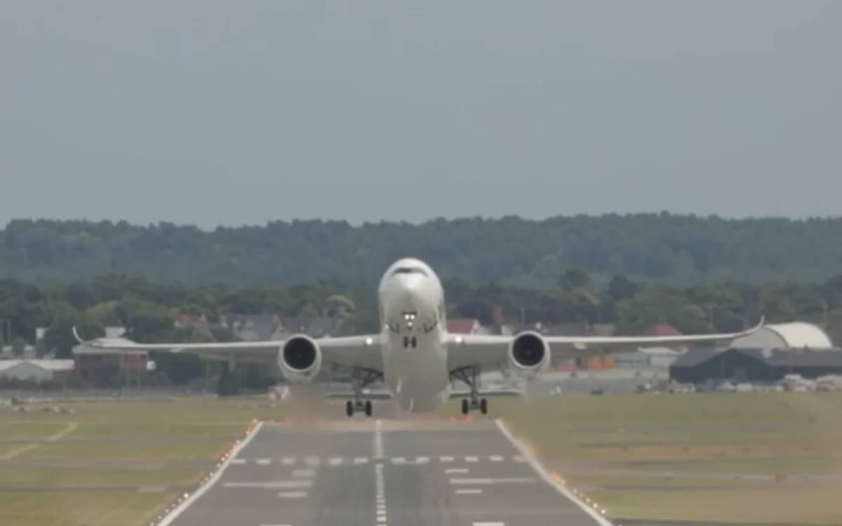airbus-a350-xwb-pilot-take-off-like-fighter-plane