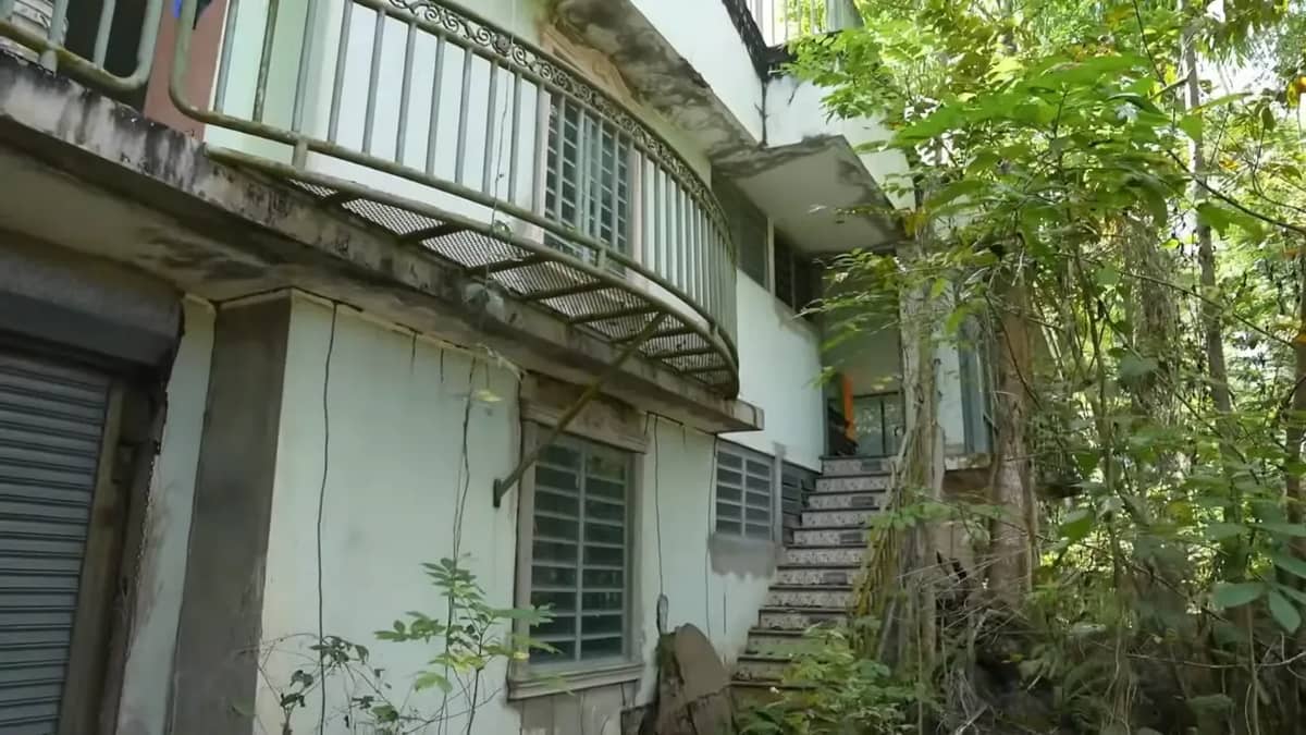 puerto-rico-explorer-abandoned-street-luxury-mansions