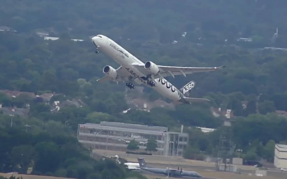 airbus-a350-1000-steep-takeoff-a330-neo-land