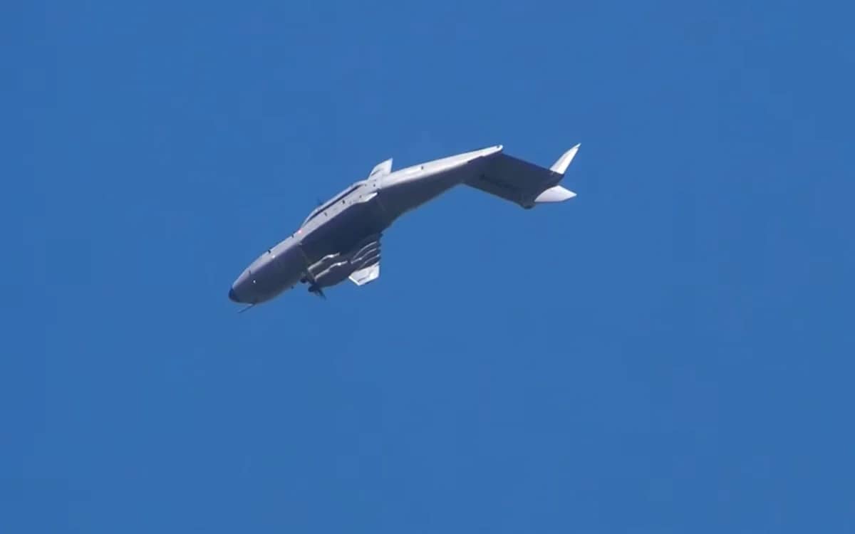 massive-airbus-a400m-thrills-spectators-with-a-backflip