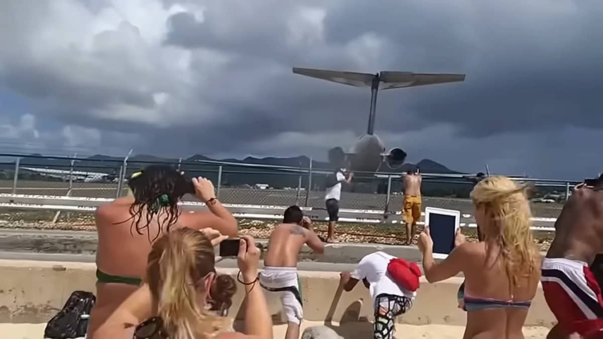 fokker-50-airport-beach-take-off