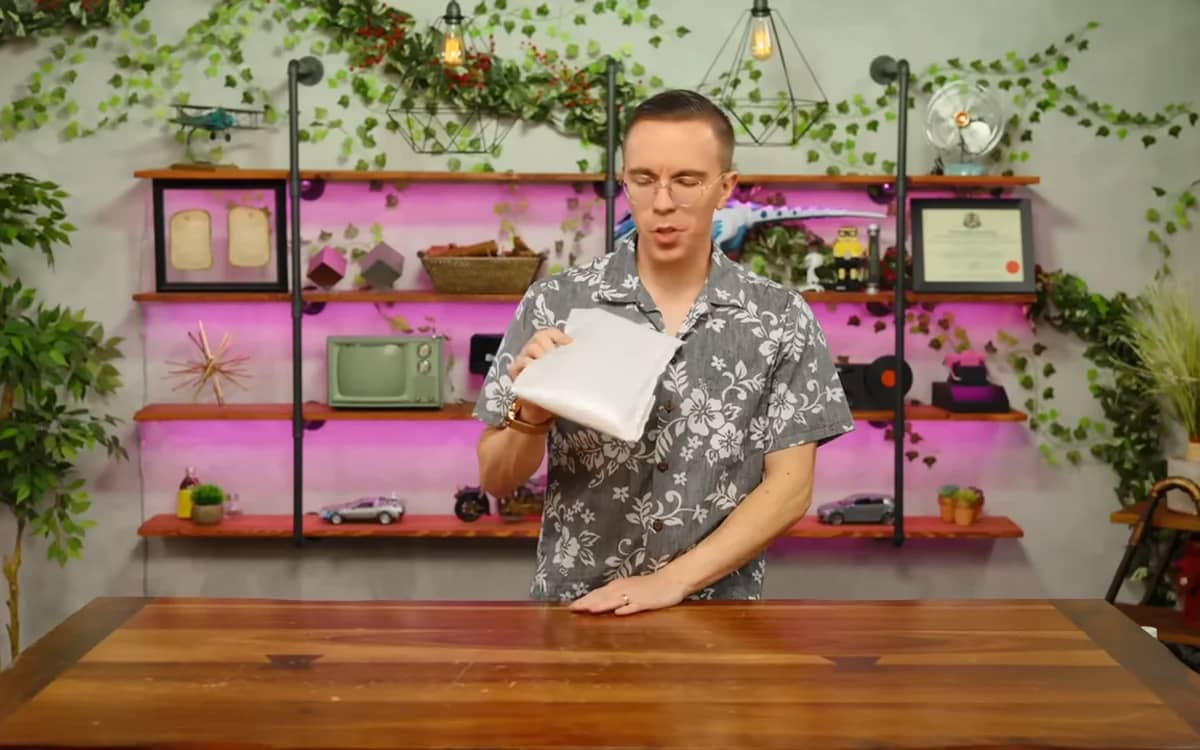 youtuber-buys-tech-gadgets-from-aliexpress-with-wild-outcome