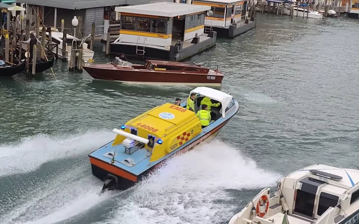 footage-shows-unique-ambulance-boat-in-venice
