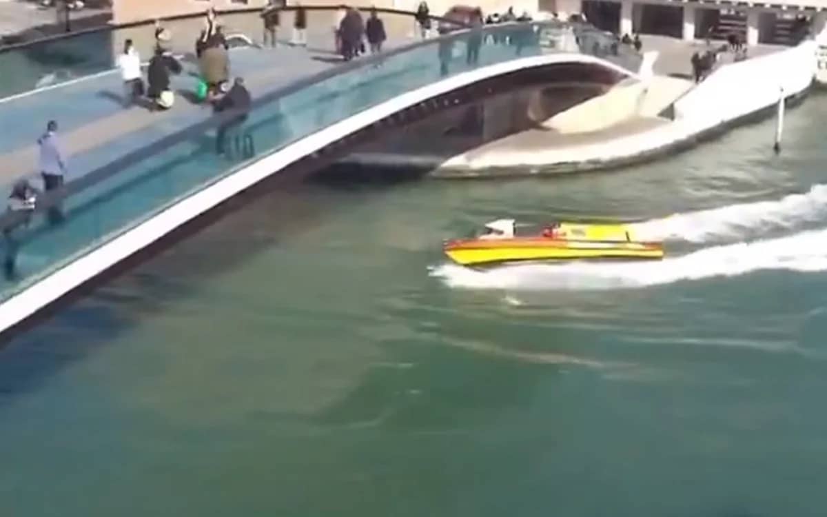 ambulance-in-venice-is-as-different-as-you-would-expect