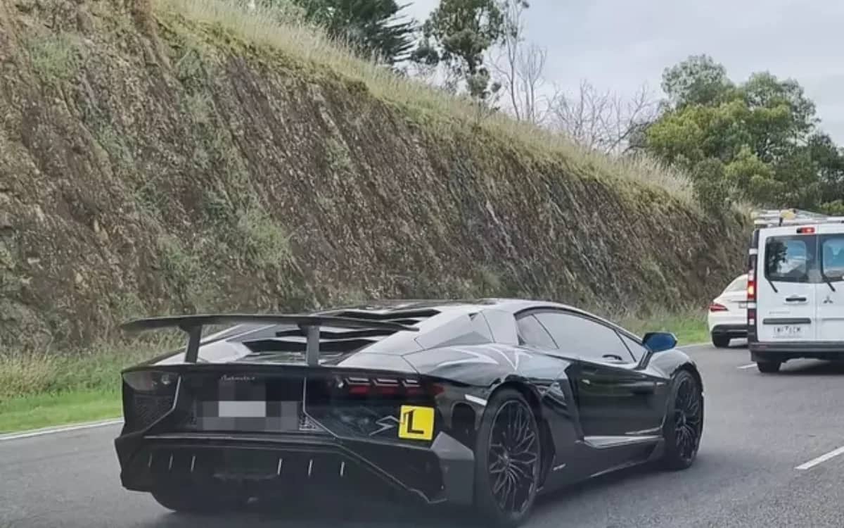 learner-driver-drives-lamborghini-aventador