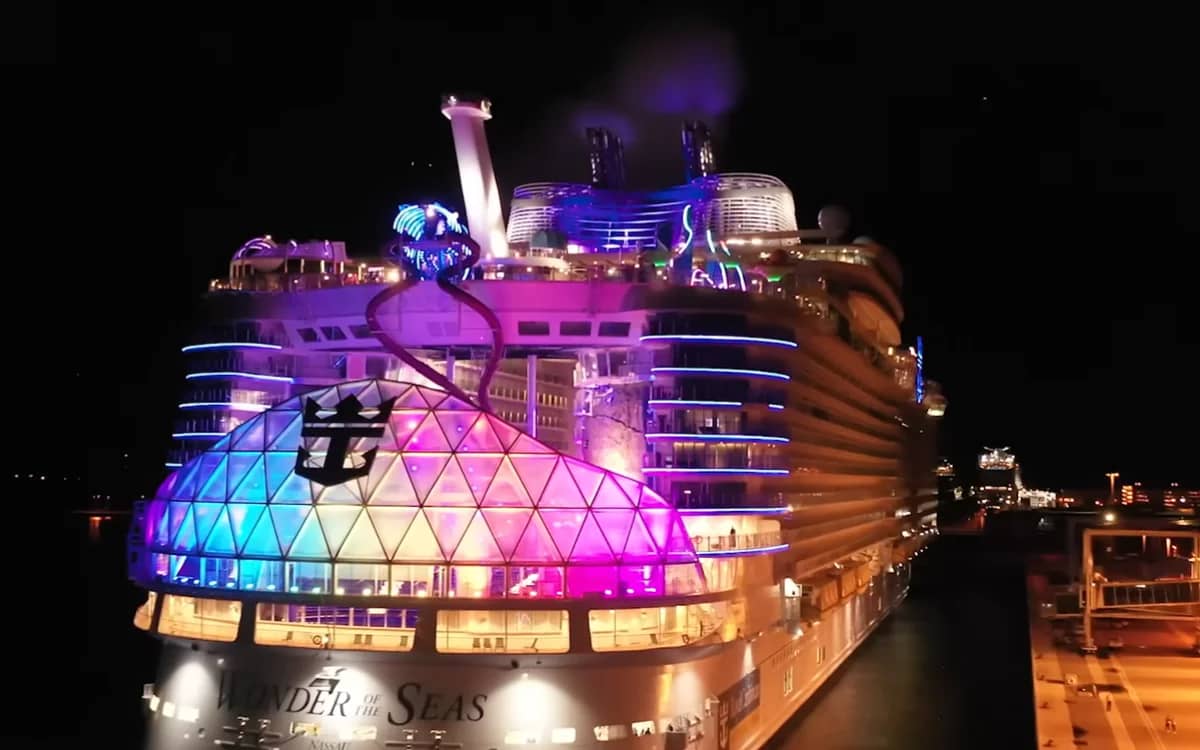 captain-worlds-biggest-cruise-ship-docking