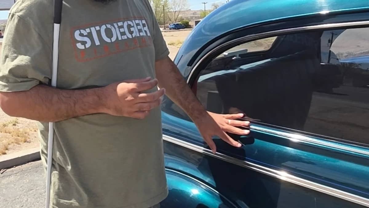 blind-man-identify-car-model-feel-mike