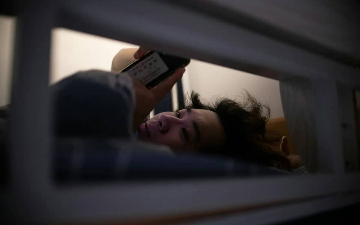 Expert reveals truth about whether the light from your phone affects your sleep and it's eye-opening