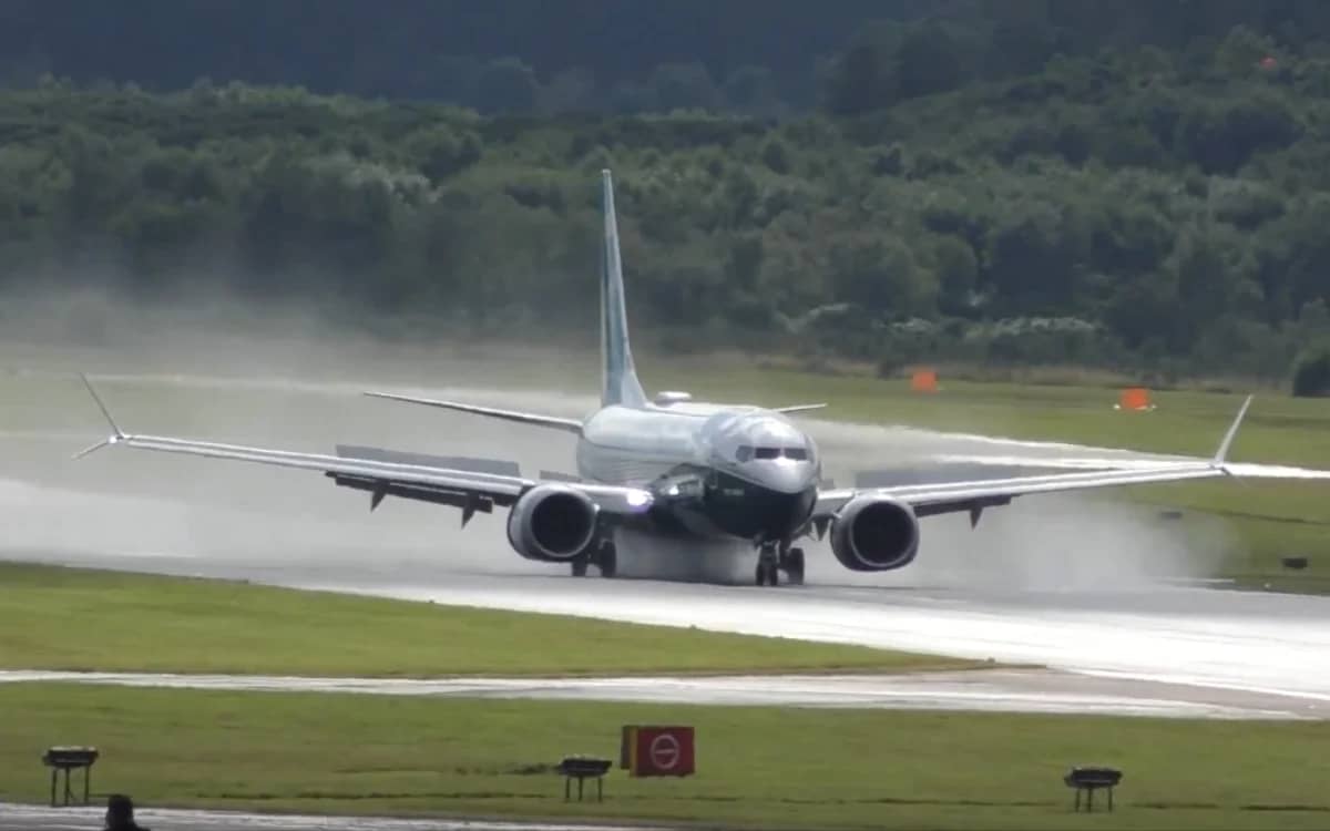 boeing-737-max-dramatic-landing-farnborough-airshow