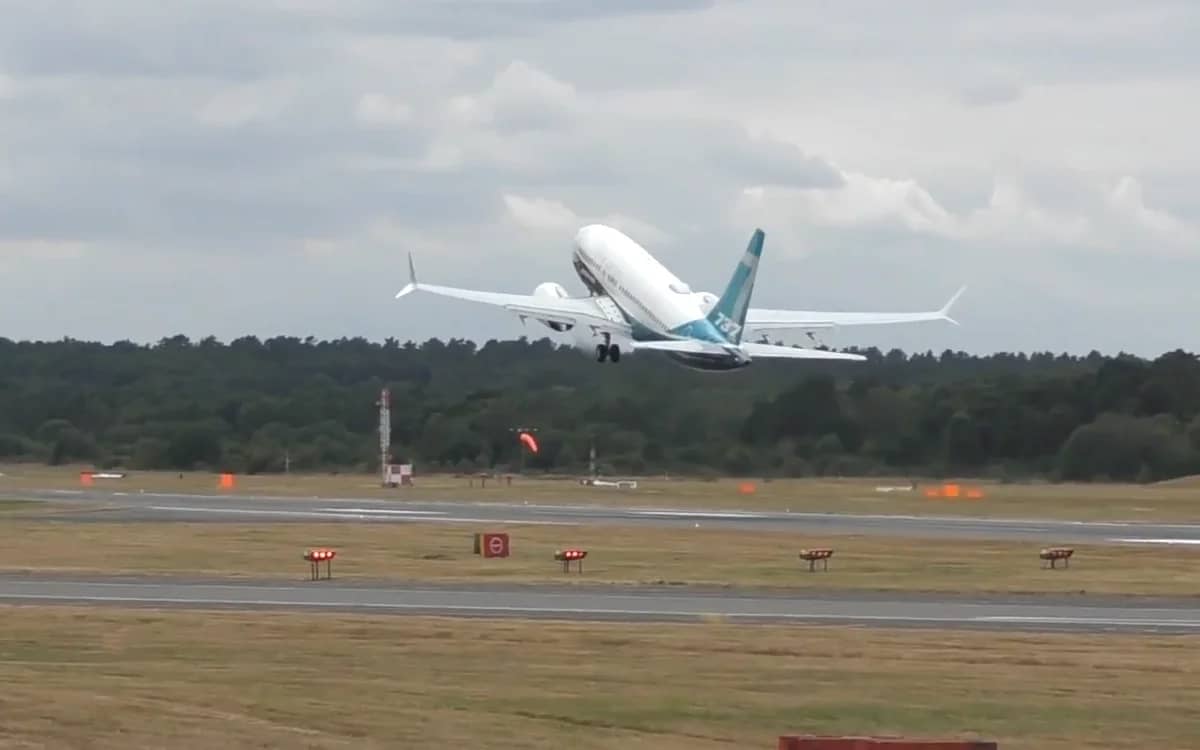 boeing-737-max-performing-incredibly-steep-takeoff-and-turn