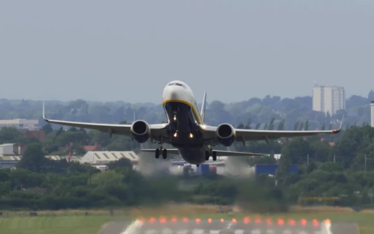 boeing-737-crosswind-take-off-storm
