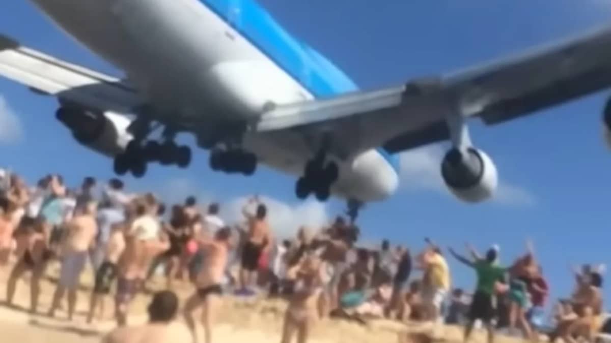 klm-boeing-747-lands-on-runway-right-next-to-st-maarten-beach