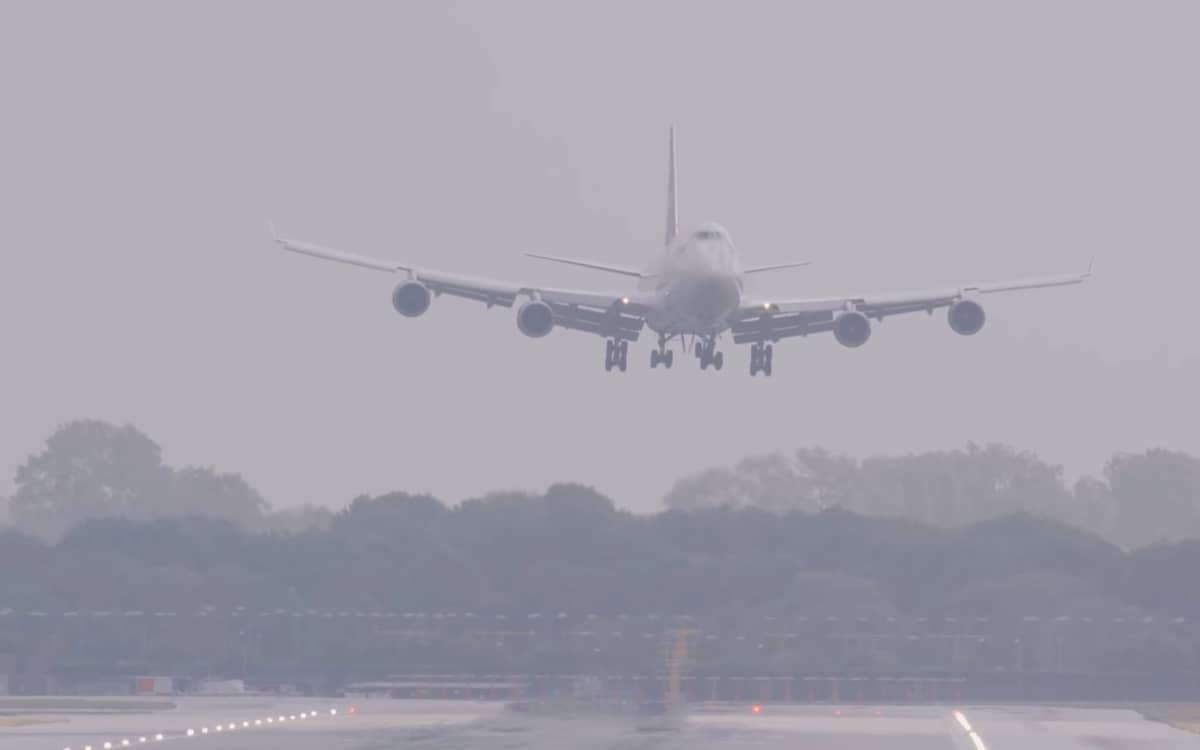 boeing-747-pilot-shows-off-incredible-talent-to-nail-landing-with-more-than-45mph-crosswind