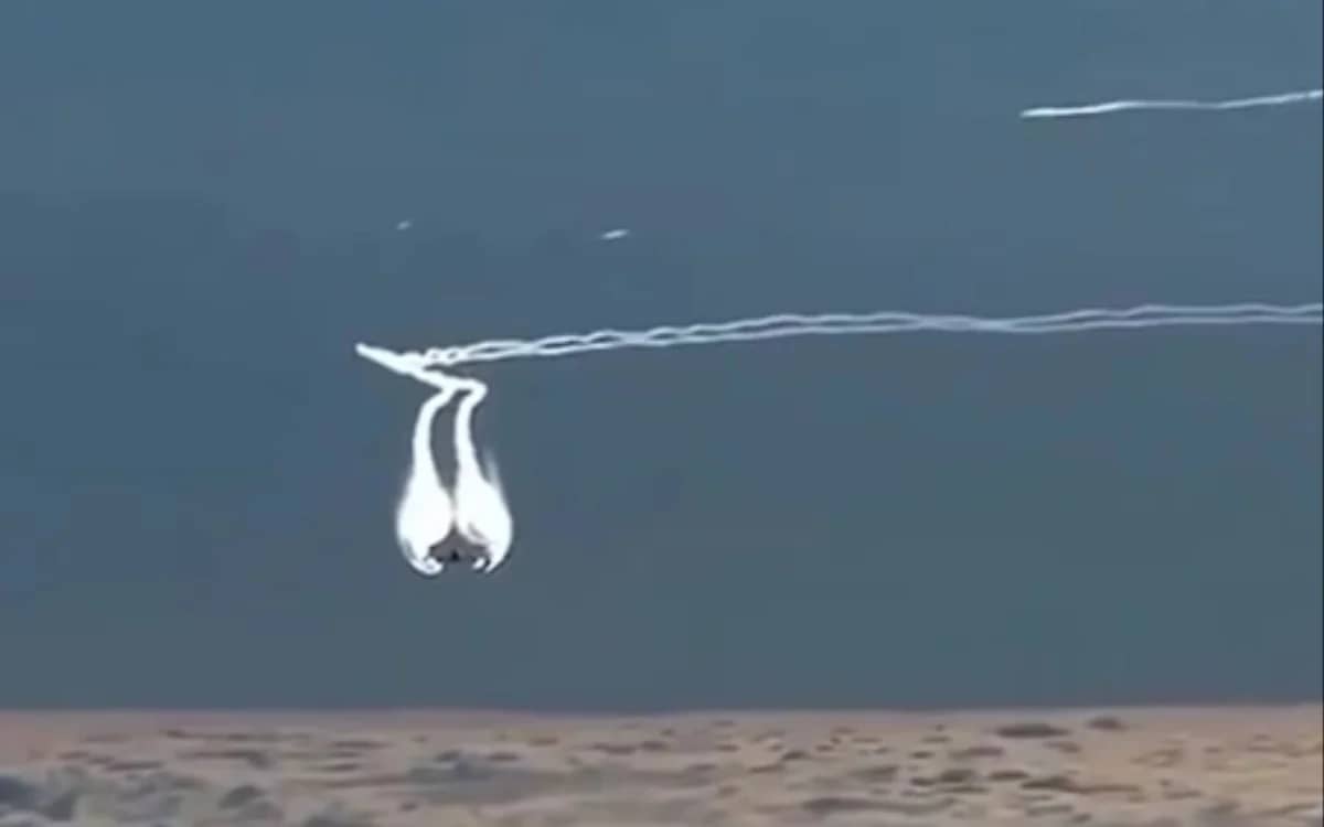 boeing-747-jumbo-jet-at-cruise-speed-from-another-aircraft