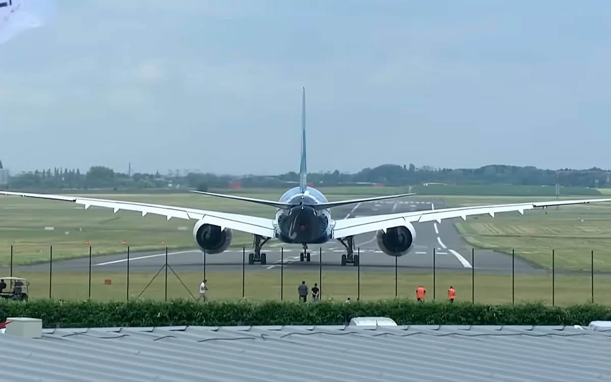boeing-777-9-leaves-spectators-in-awe-incredible-maneuvers-airshow