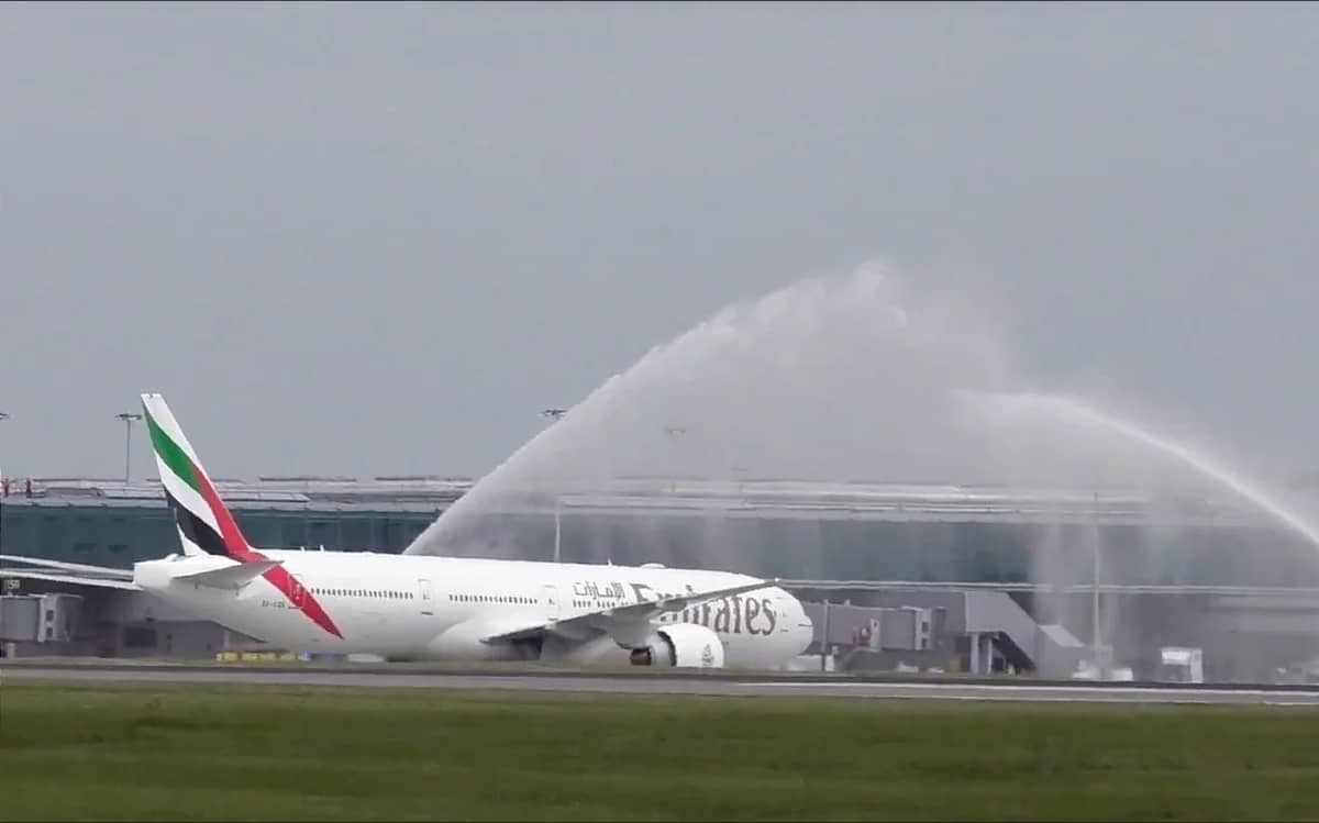 boeing-777-300-er-gets-water-cannon-salute