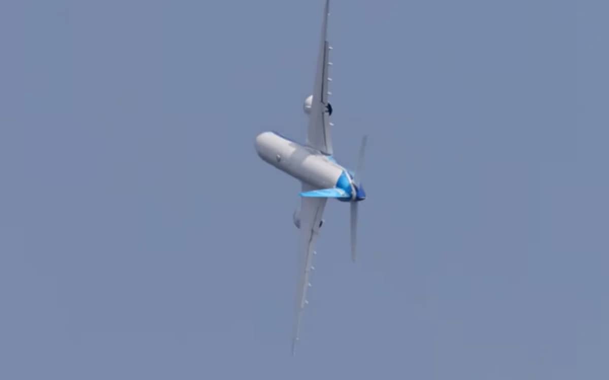 boeing-777x-banks-steeply-looks-like-defying-gravity-frozen-in-air