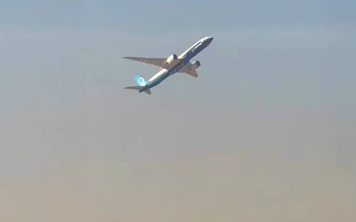 boeing-777x-pilot-wild-move-2025-dubai-airshow