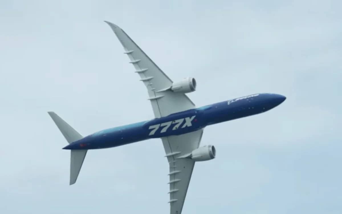 boeing-777x-pilot-display-airshow-leaves-crowd