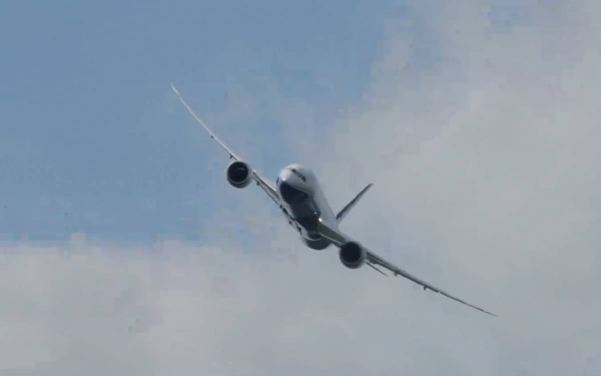 boeing-787-9-dreamliner-pilot-flies-plane-like-a-fighter-jet